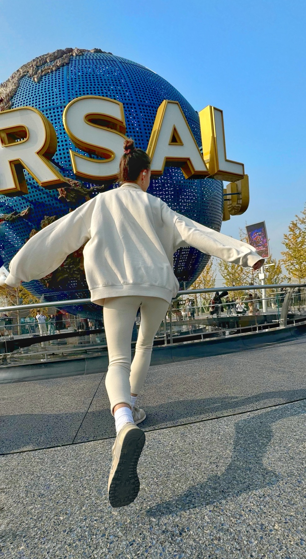Автор гайда у входа в Universal Beijing