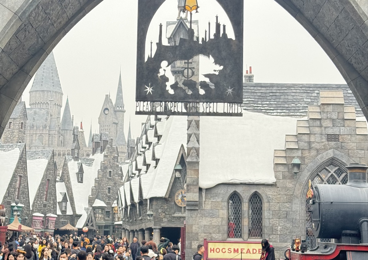 Толпа в тематической зоне Universal Beijing
